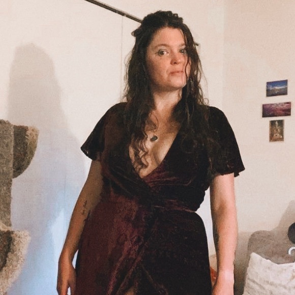 Meet your Posher, Nicole - Picture 2 of 3